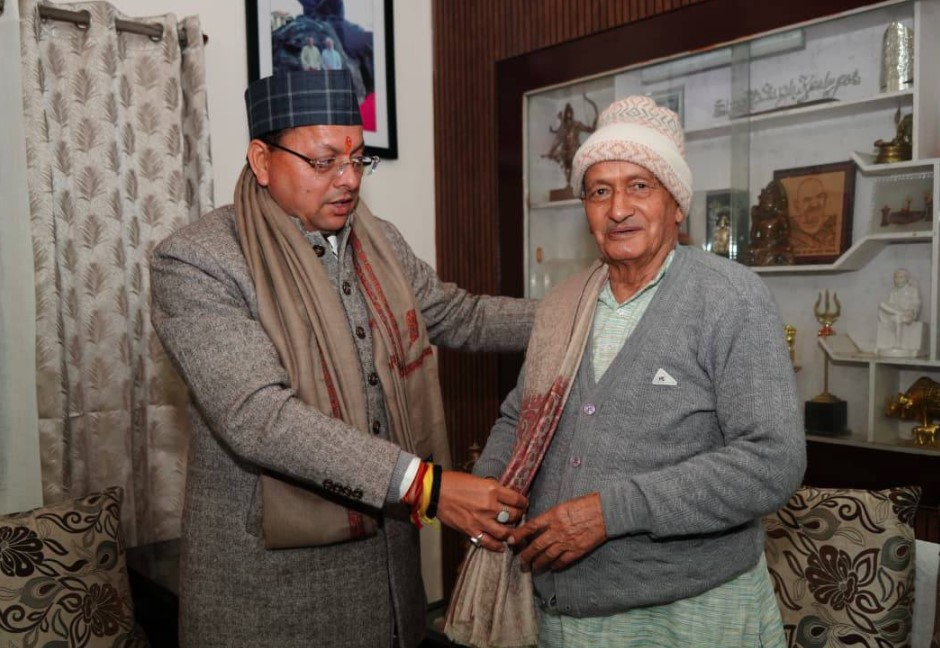 सीएम धामी ने उत्तराखंड के पूर्व मुख्यमंत्री भगत सिंह कोश्यारी से की शिष्टाचार भेंट