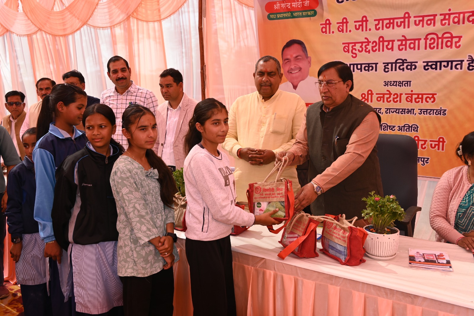 सरकार आपके द्वारः सांसद आदर्श ग्राम हरियावाला में सांसद नरेश बंसल ने सुनी जन समस्याएं
