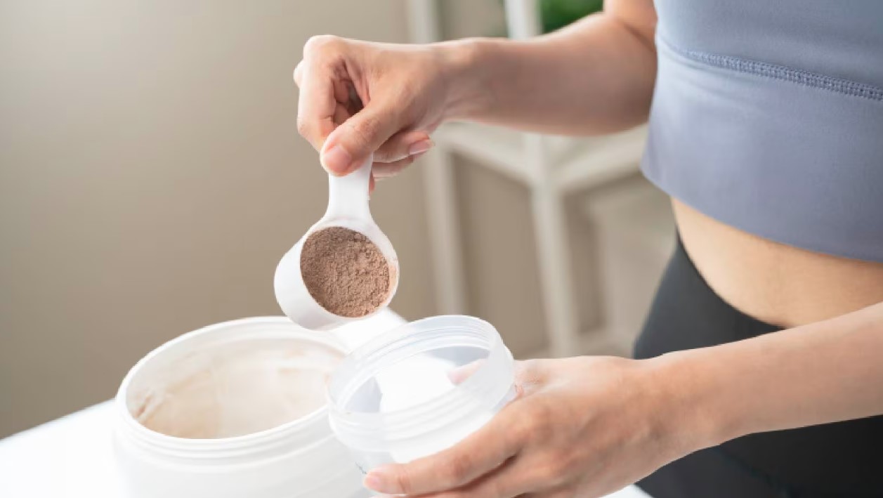 प्रोटीन शेक फायदेमंद या नुकसानदायक? जानिए क्या कहते हैं विशेषज्ञ